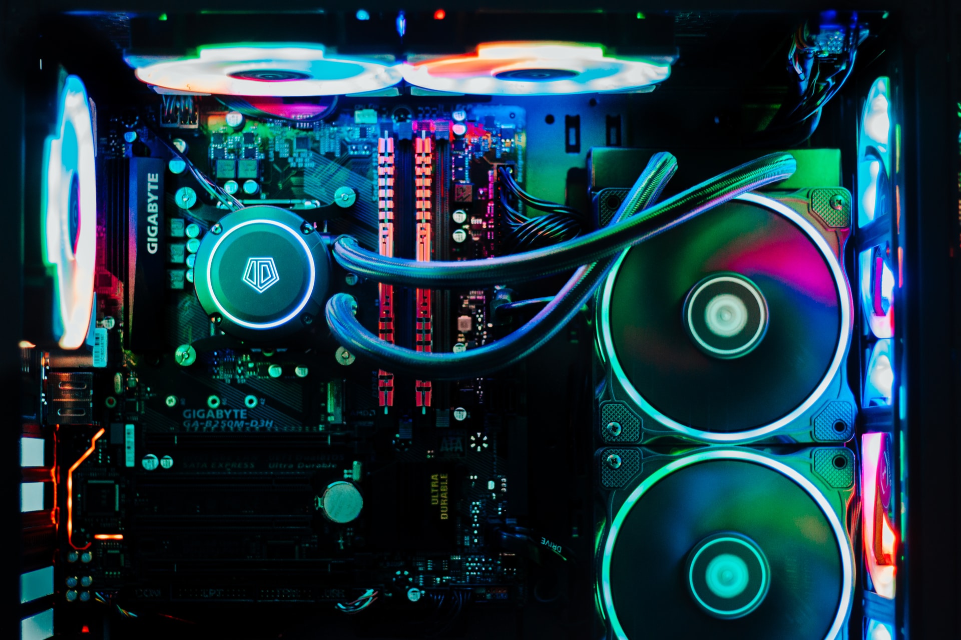Günstige und gute Komplett GamingPC kaufen Computer