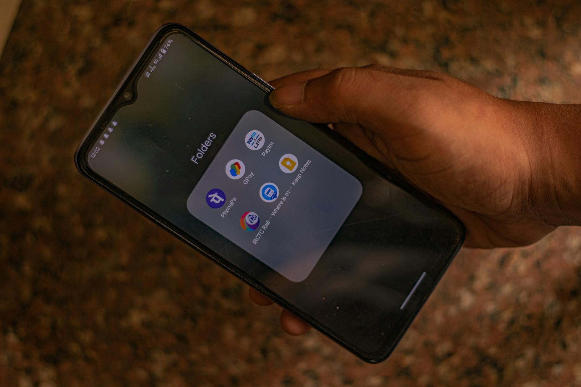 using payment apps on smartphone
